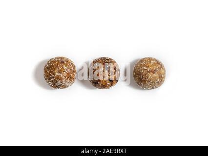 Des boules d'énergie avec les abricots secs, les raisins secs, les dattes, les pruneaux, noix, amandes et noix de coco. Une saine. Banque D'Images