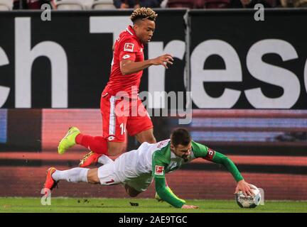 Augsburg, Allemagne. 7 Décembre, 2019. Pierre Kunde Malong (top) de Mayence rivalise avec Daniel Baier d'Augsbourg au cours d'un match de Bundesliga allemande entre FC Augsburg et 1.FSV Mayence 05 à Augsburg, Allemagne, le 7 décembre 2019. Crédit : Philippe Ruiz/Xinhua/Alamy Live News Banque D'Images