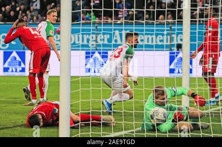 Augsburg, Allemagne. 7 Décembre, 2019. Marco Richter (3e R) d'Augsbourg fête marquant lors d'un match de Bundesliga allemande entre FC Augsburg et 1.FSV Mayence 05 à Augsburg, Allemagne, le 7 décembre 2019. Crédit : Philippe Ruiz/Xinhua/Alamy Live News Banque D'Images