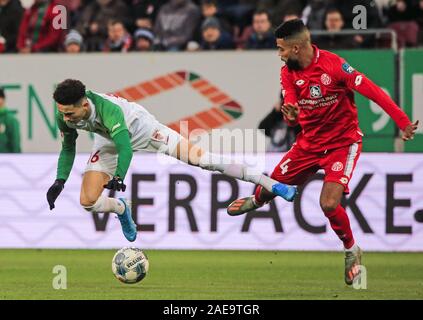 Augsburg, Allemagne. 7 Décembre, 2019. Ruben Vargas (L) d'Augsbourg rivalise avec Jérémie Saint Juste de Mayence au cours d'un match de Bundesliga allemande entre FC Augsburg et 1.FSV Mayence 05 à Augsburg, Allemagne, le 7 décembre 2019. Crédit : Philippe Ruiz/Xinhua/Alamy Live News Banque D'Images