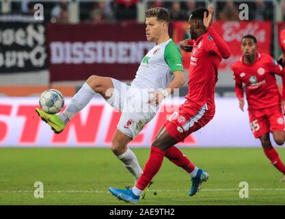 Augsburg, Allemagne. 7 Décembre, 2019. Florian Niederlechner (L) d'Augsbourg contrôle le ballon dans la défense d'Edimilson Fernandes (C) de Mayence au cours d'un match de Bundesliga allemande entre FC Augsburg et 1.FSV Mayence 05 à Augsburg, Allemagne, le 7 décembre 2019. Crédit : Philippe Ruiz/Xinhua/Alamy Live News Banque D'Images