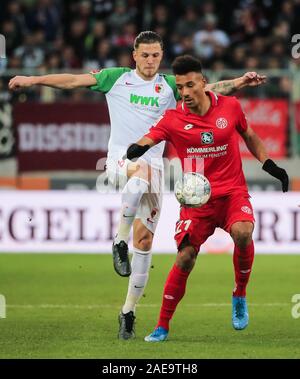 Augsburg, Allemagne. 7 Décembre, 2019. Jeffrey Gouweleeuw (L) d'Augsbourg rivalise avec Karim Onisiwo de Mayence au cours d'un match de Bundesliga allemande entre FC Augsburg et 1.FSV Mayence 05 à Augsburg, Allemagne, le 7 décembre 2019. Crédit : Philippe Ruiz/Xinhua/Alamy Live News Banque D'Images