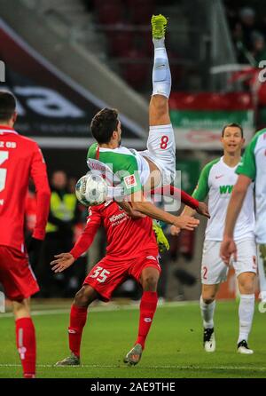 Augsburg, Allemagne. 7 Décembre, 2019. Rani Khedira (C, en haut) d'Augsbourg rivalise avec Leandro Barreiro Martins (C, en bas) de Mayence au cours d'un match de Bundesliga allemande entre FC Augsburg et 1.FSV Mayence 05 à Augsburg, Allemagne, le 7 décembre 2019. Crédit : Philippe Ruiz/Xinhua/Alamy Live News Banque D'Images