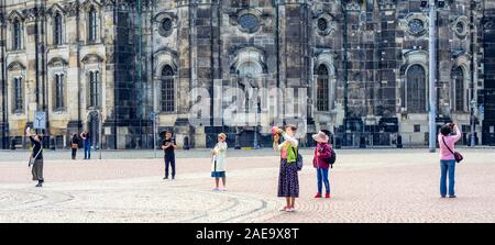Les touristes chinois prenant des photos à Theaterplatz et à la cathédrale Kayholische Hofkirche de la Sainte Trinité Altstadt Dresde Saxe Allemagne. Banque D'Images