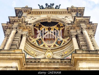 Détail de mosaïques au-dessus de l'entrée du Semperoper Dresden Opéra maison Dresde Saxe Allemagne. Banque D'Images