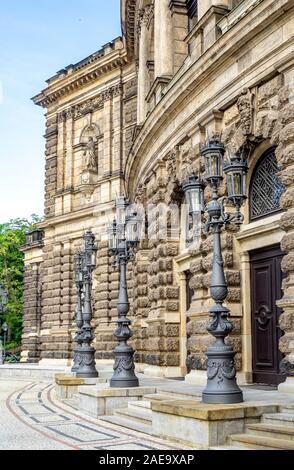 Rangée de lampadaires et de lanternes décorés à côté du Semperoper Dresden Opera House Dresden Saxe Allemagne. Banque D'Images