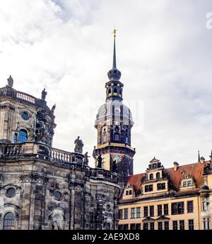 Cathédrale arrière de la Sainte Trinité Katholische Hofkirche et tour d'horloge beffroi Palais royal Dresde Saxe Allemagne. Banque D'Images