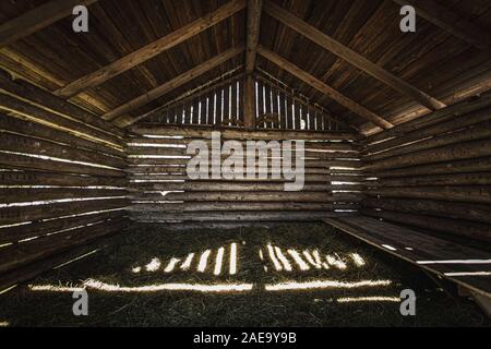 Ancienne grange en bois en Finlande la campagne. Banque D'Images