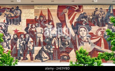 Fresque en tuiles sur le côté de l'édifice représentant la propagande communiste de l'Allemagne de l'est à Altstadt Dresde Saxe Allemagne. Banque D'Images