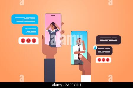 La main de l'homme à l'aide d'app chat personnes soutenant par téléphone réseau social bulle chat communication concept andry homme femme dans les écrans de l'application mobile smartphone en ligne portrait vector illustration Illustration de Vecteur