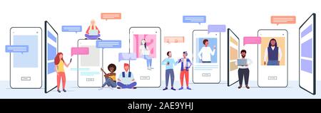 Mélanger à l'aide les personnes à discuter des applications sur tous les appareils numériques de réseau social communication concept bulle de chat en ligne écrans smartphone application mobile horizontale pleine longueur vector illustration Illustration de Vecteur