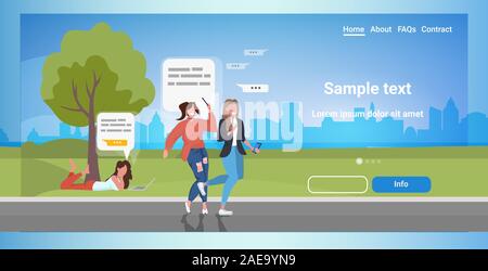 Les gens à l'aide d'chat apps sur tous les appareils numériques de réseau social discours bulle chat communication concept women relaxing in park pleine longueur horizontale copy space vector illustration Illustration de Vecteur