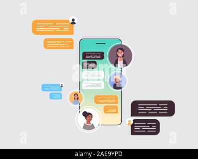 Mélanger à l'aide de personnes de race chat app social network communication concept bulle de chat en ligne de l'écran du smartphone mobile messaging illustration vecteur horizontal Illustration de Vecteur