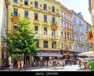 Foules de touristes marchant le long de la rue pavée Melantrichova bordée de boutiques touristiques et de cafés Vieille Ville Prague République tchèque. Banque D'Images