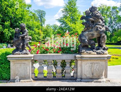 Sculpture baroque en grès de putti et lion royal par Matthias Braun sculpteur Royal Garden Prague Castle Complex République tchèque. Banque D'Images
