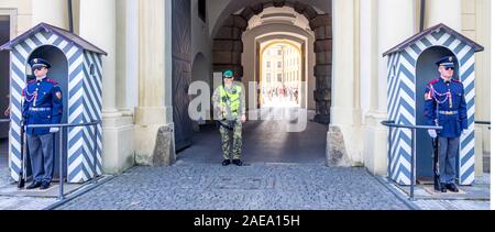 Les gardes du château de Prague devant les boîtes de sentry et le fantassin à l'entrée des écuries impériales du complexe du château de Prague République tchèque. Banque D'Images