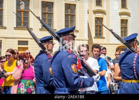 Les gardes du château de Prague défilent lors de la cérémonie de la relève des gardes au Giantss' Gate First Courtyard Château de Prague République tchèque. Banque D'Images