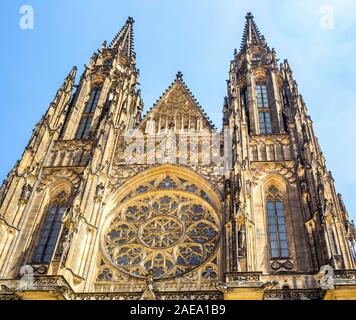 Façade gothique fenêtres roses de la cathédrale Saint-Vitus Château de Prague Prague République tchèque. Banque D'Images
