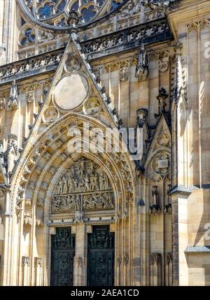 Détail de sculptures et sculptures en grès au-dessus du portail central de la cathédrale gothique St Vitus Château de Prague Prague République tchèque. Banque D'Images