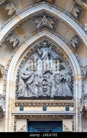 Détail de la sculpture en bronze et des sculptures en grès au-dessus du portail latéral de la cathédrale gothique St Vitus Château de Prague République tchèque. Banque D'Images