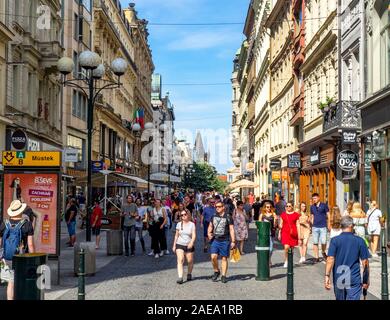 Foules de touristes marchant le long de pavés 28. Rue Října bordée de boutiques touristiques et de cafés Vieille Ville Prague République tchèque. Banque D'Images