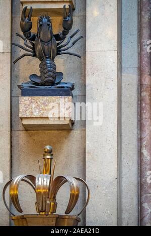 La statuette en bronze du zodiaque signe Cancer le crabe dans Adria passage Adria Palace Prague République tchèque. Banque D'Images