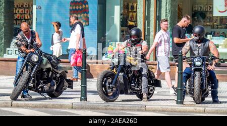 Membres de la société de rocker MC Nordland sur les motocyclettes spéciales Harley Davidson VRSC à Prague, en République tchèque. Banque D'Images