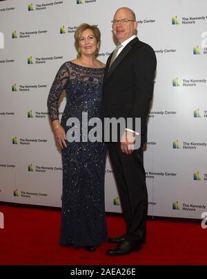 Washington DC, USA. 7 Décembre, 2019. Deborah F. Rutter, Président de la John F. Kennedy Center for the Performing Arts, et son mari, Peter Ellefson arrivent pour le dîner officiel de l'artiste en l'honneur des récipiendaires de la 42e assemblée annuelle des Kennedy Center Honors au département d'État des États-Unis à Washington, DC le Samedi, Décembre 7, 2019. Les lauréats 2019 sont : Earth, Wind & Fire, Sally Field, Linda Ronstadt, Sesame Street, et Michael Tilson Thomas Credit : Ron Sachs/CNP/ZUMA/Alamy Fil Live News Banque D'Images