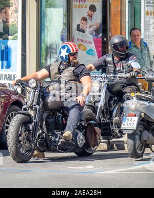 Membres de la société de rocker MC Nordland sur les motocyclettes spéciales Harley Davidson VRSC à Prague, en République tchèque. Banque D'Images