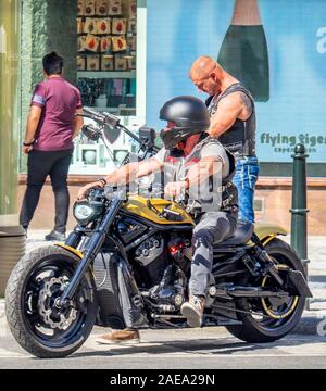 Membre de la société de rocker MC Nordland sur une moto spéciale Harley Davidson VRSC à Prague, en République tchèque. Banque D'Images