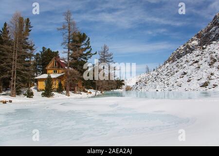 La montagne de l'Altaï lac gelé avec de grands stonesю Banque D'Images