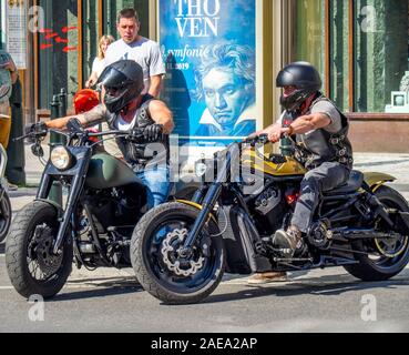 Membres de la société de rocker MC Nordland sur les motocyclettes spéciales Harley Davidson VRSC à Prague, en République tchèque. Banque D'Images
