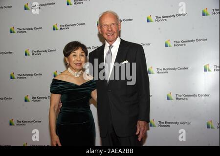 Washington DC, USA. 7 Décembre, 2019. Représentant des États-Unis Doris Matsui et Roger Sant, membre de l'Orchestre Symphonique National Board, arrivent pour le dîner officiel de l'artiste en l'honneur des récipiendaires de la 42e assemblée annuelle des Kennedy Center Honors au département d'État des États-Unis à Washington, DC le Samedi, Décembre 7, 2019. Les lauréats 2019 sont : Earth, Wind & Fire, Sally Field, Linda Ronstadt, Sesame Street, et Michael Tilson Thomas Credit : Ron Sachs/CNP/ZUMA/Alamy Fil Live News Banque D'Images