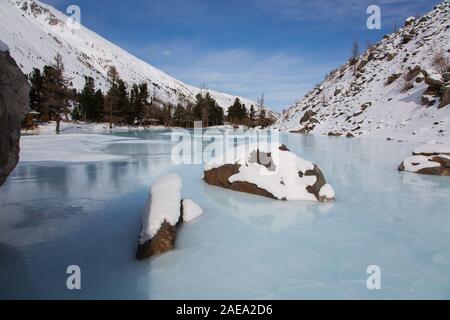 La montagne de l'Altaï lac gelé avec de grands stonesю Banque D'Images