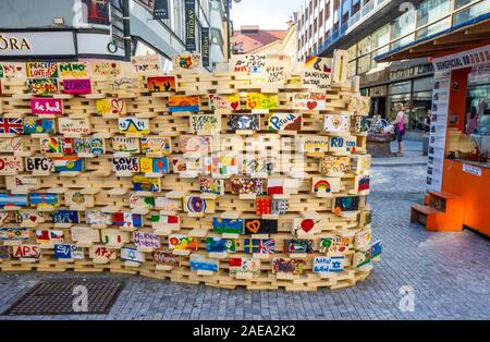 L'effet bénéfique de l'Initiative de la brique en versant à la collecte de briques peinture Prague Praha République Tchèque Banque D'Images