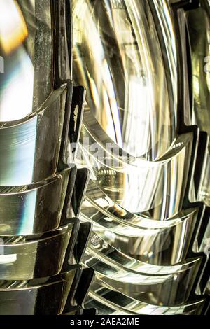 Première commande lentille Fresnel du phare de Pigeon point - lentille de prisme en verre en détail. Objectif d'origine, datant de 1872, désormais logé dans le bâtiment de signalisation de brouillard. Banque D'Images