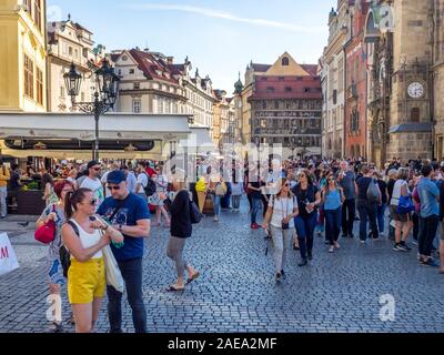 Foules de touristes marchant le long de la place de la Vieille Ville Prague République tchèque. Banque D'Images