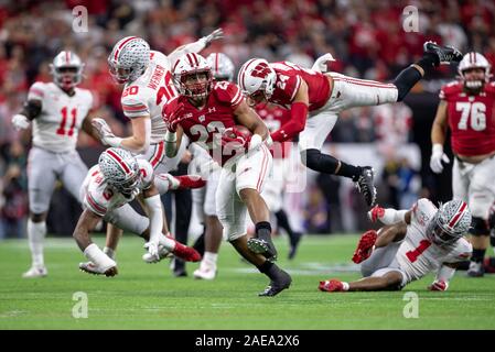 Indianapolis, Indiana, USA. 7 Décembre, 2019. 07 décembre 2019 - Indianapolis, Indiana, États-Unis - Jonathan Taylor (23) de la Wisconsin Badgers se précipite la balle pendant le match de championnat de dix grandes entre les Badgers du Wisconsin et l'Ohio State Buckeyes le 7 décembre 2019 au Lucas Oil Stadium, Indianapolis, Indiana. Crédit : Adam Lacy/ZUMA/Alamy Fil Live News Banque D'Images