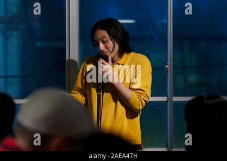 Kai-Kobayashi, star de télé-réalité Terrasse Maison, effectue la comédie standup micro ouvert à l'événement, Tokyo, Japon, novembre 2019. Banque D'Images