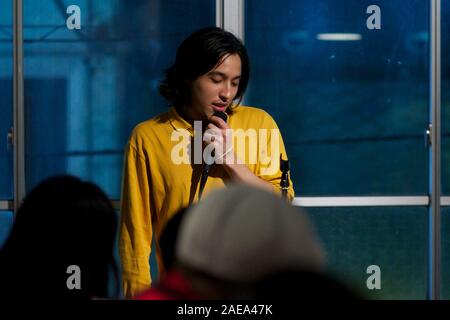 Kai-Kobayashi, star de télé-réalité Terrasse Maison, effectue la comédie standup micro ouvert à l'événement, Tokyo, Japon, novembre 2019. Banque D'Images