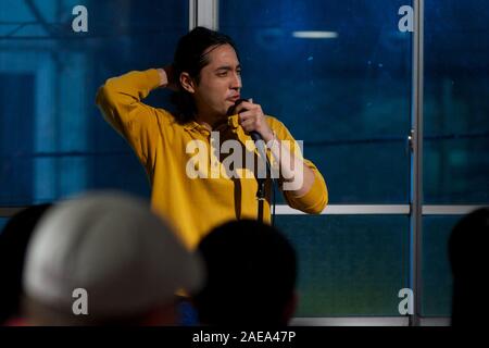 Kai-Kobayashi, star de télé-réalité Terrasse Maison, effectue la comédie standup micro ouvert à l'événement, Tokyo, Japon, novembre 2019. Banque D'Images