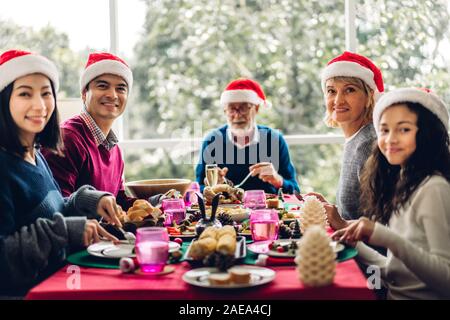 Portrait of happy big family celebrating santa hats s'amusant et déjeuner ensemble profiter de passer du temps ensemble dans le temps de Noël à la maison Banque D'Images