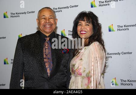 Washington, USA. 07Th Dec, 2019. Le percussionniste Ralph Johnson de Earth, Wind and Fire et sa femme, Susan Johnson, arrivent pour le dîner officiel de l'artiste en l'honneur des récipiendaires de la 42e assemblée annuelle des Kennedy Center Honors au département d'État des États-Unis à Washington, DC le Samedi, Décembre 7, 2019. Les lauréats 2019 sont : Earth, Wind & Fire, Sally Field, Linda Ronstadt, Sesame Street, et Michael Tilson Thomas.Credit : Ron Sachs/Piscine via CNP Crédit : UPI/Alamy Live News Banque D'Images