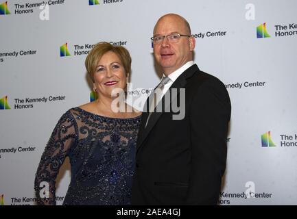 Washington, USA. 07Th Dec, 2019. Deborah F. Rutter, Président de la John F. Kennedy Center for the Performing Arts, et son mari, Peter Ellefson arrivent pour le dîner officiel de l'artiste en l'honneur des récipiendaires de la 42e assemblée annuelle des Kennedy Center Honors au département d'État des États-Unis à Washington, DC le Samedi, Décembre 7, 2019. Les lauréats 2019 sont : Earth, Wind & Fire, Sally Field, Linda Ronstadt, Sesame Street, et Michael Tilson Thomas.Credit : Ron Sachs/Piscine via CNP Crédit : UPI/Alamy Live News Banque D'Images