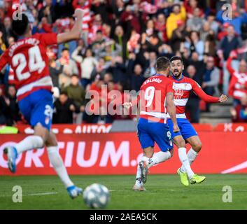 Granada, Espagne. 07Th Dec, 2019. Granada FC joueurs Carlos Fernadez, Roberto Soldado et Alvaro Vadillo vu célébrer après Roberto Soldado marque un mort au cours de la La Liga Santander match entre Grenade Club de Futbol et le Club Deportivo Alaves à Nuevo los carmenes stadium à Grenade.(score final ; Granada Club de Futbol 3:0 Le Club Deportivo Alaves) Credit : SOPA/Alamy Images Limited Live News Banque D'Images