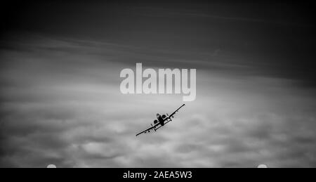 Un pilote de l'US Air Force vole un A-10C Thunderbolt II aéronefs affectés à la 122e Escadre de chasse de la Garde nationale aérienne de l'Indiana, au cours de la cible avec le canon GAU-8 Avenger de 30 mm par rapport à la gamme Jefferson Camp Atterbury, Indiana, le 15 août 2019. Les pilotes ont été la pratique de l'explosif et le mitraillage fonctionne sur un grand nombre de cibles y compris des chars, des voitures et des structures. (U.S. Air National Guard photo de Tech. Le Sgt. William Hopper) Banque D'Images