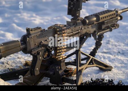 Une courroie reliée de 7.62mm Munitions est vu draper sur une M240B machine gun parachutistes, affecté au 2e Bataillon de parachutistes, 377e Régiment d'artillerie, d'infanterie 4e Brigade Combat Team (Airborne), 25e Division d'infanterie de l'armée américaine, l'Alaska, conduite de tir de qualification en gamme Grezelka, sur Joint Base Elmendorf-Richardson, Alaska, 5 décembre 2019. Les soldats ont pratiqué l'identification et l'engagement de cibles à différentes distances pour solidifier leur compétence avec les armes en conditions sub-arctique. (U.S. Air Force photo/Justin Connaher) Banque D'Images