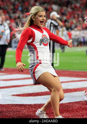 Indianapolis, Indiana, USA. 7 Décembre, 2019. Ohio State Buckeyes cheerleader en prestation au championnat NCAA 10 grand match de football entre les Wisconsin Badgers & Ohio State Buckeyes au Lucas Oil Stadium à Indianapolis, Indiana. JP Waldron/Cal Sport Media/Alamy Live News Banque D'Images