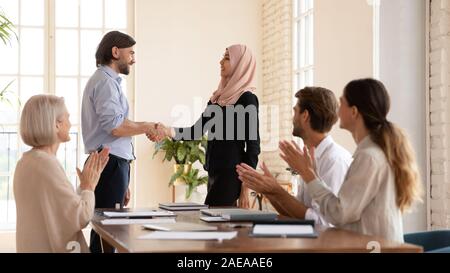 Patron souriant femme louant en hijab islamique employé au bureau. Banque D'Images