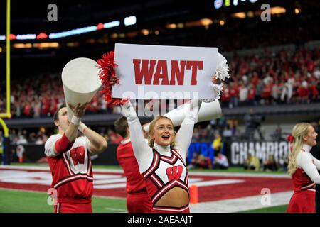 Indianapolis, Indiana, USA. 7 Décembre, 2019. Wisconsin Badgers cheerleader effectue au cours de la Big Ten NCAA Championship match de football entre les Wisconsin Badgers & Ohio State Buckeyes au Lucas Oil Stadium à Indianapolis, Indiana. JP Waldron/Cal Sport Media/Alamy Live News Banque D'Images